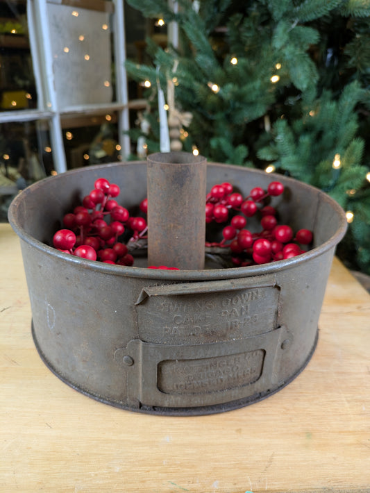 Swans Down Cake Tin with Berry Wreath